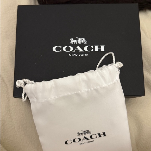 Coach Essential Mini Id Card Case
In Signature Jacquard - Picture 4 of 4